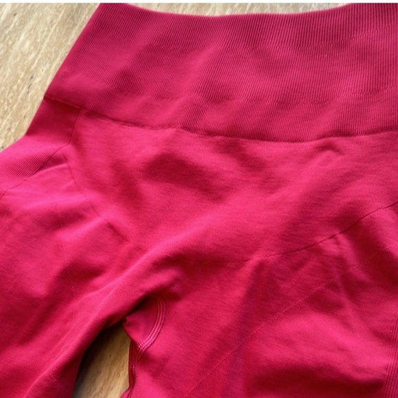 Lululemon Zone In Tight. Cranberry 27 inch. Size 8. Like New - Picture 5 of 10